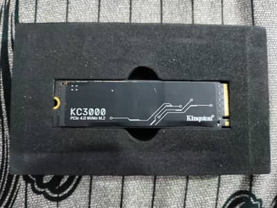 Kingston KC3000 2 TB PCIe 4.0 NVMe M. 2 SSD (PS5 Compatible)