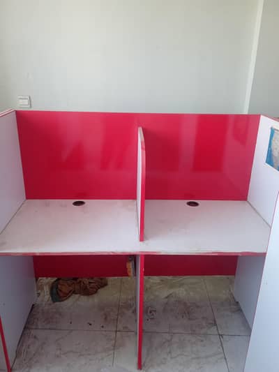 “Office ya Shop ki Wooden Table – 8 Pieces Available”