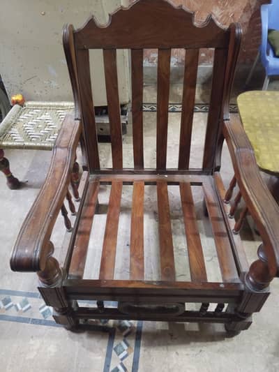 (1) 3seater Soofa. (1) 1seat Soofa. (1) Big sizeTabel