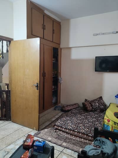 G-11 Size 20 - Upper Portion Front Open Near Main Road