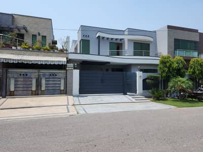 Per Day Rent 5000 Only Also Available: Single Room 40K & Sharing Room 20K Full Upper & Lower Portion 13 Marla House for Rent Phase 8 Ex-Air Avenue (N Block)