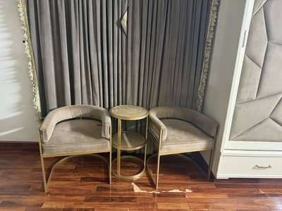 2 chairs with table in 10/9 condition