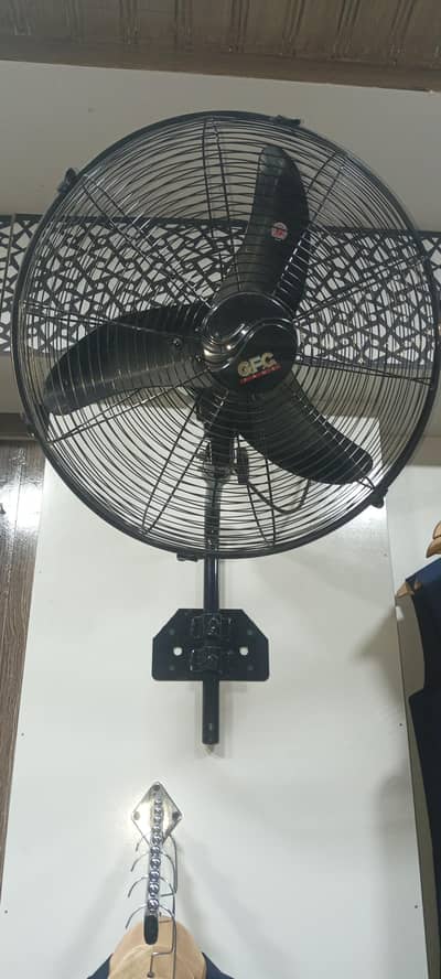 4 GFC 18"  bracket fan black