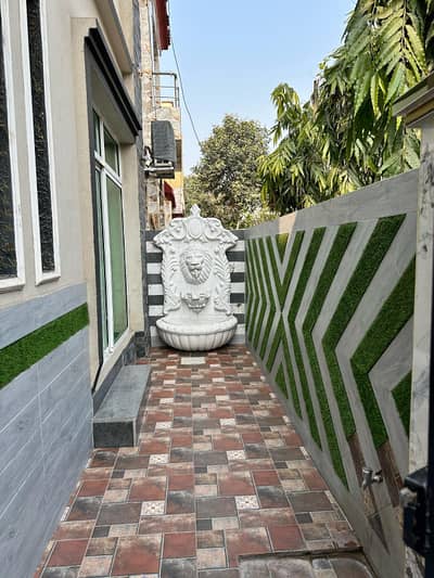 A Perfect Family Haven 5.33 Marla House for Sale in Ali Block (Gas Available) Sector B Bahria Town Lahore.