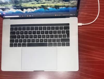 Apple MacBook Pro 2016 – Original & Lightly Used