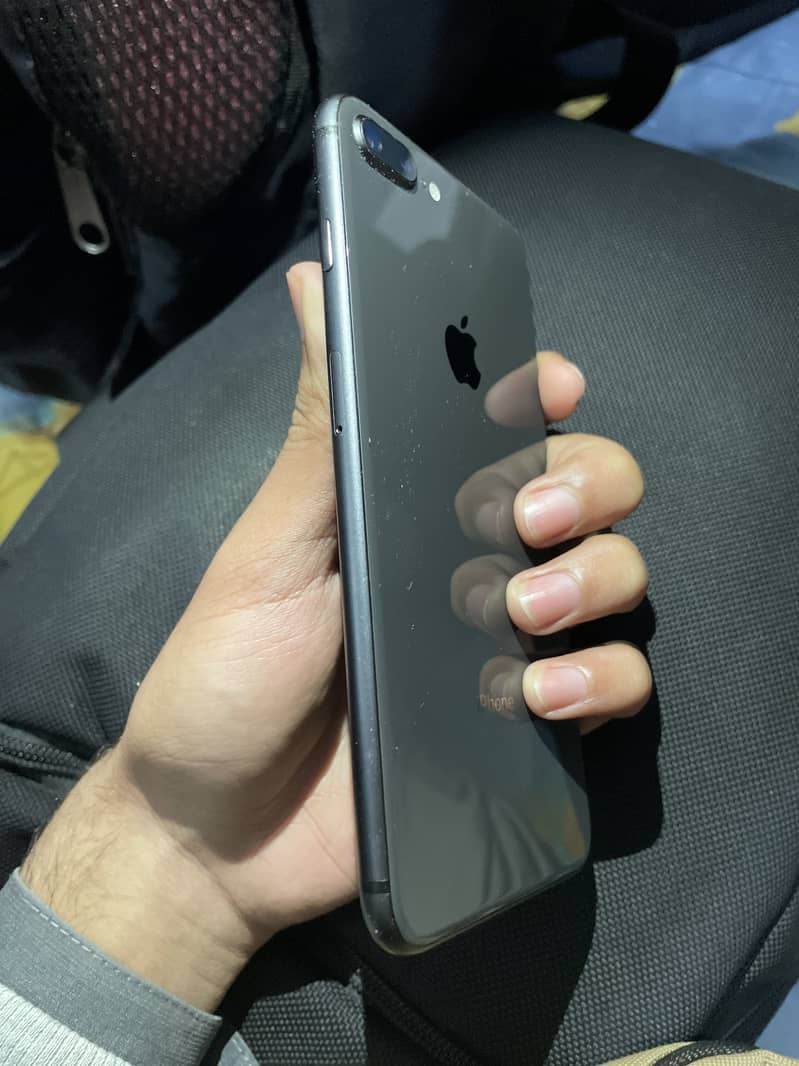 iPhone 8 Plus 1