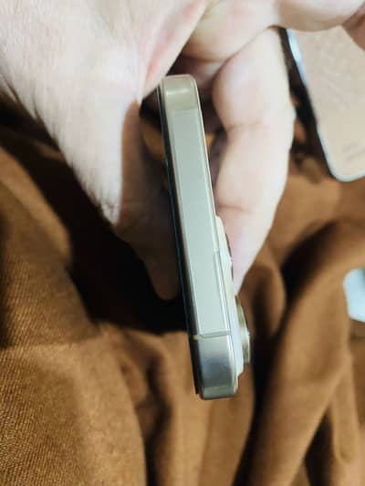 16 pro max 256GB LLA JV desert titainum