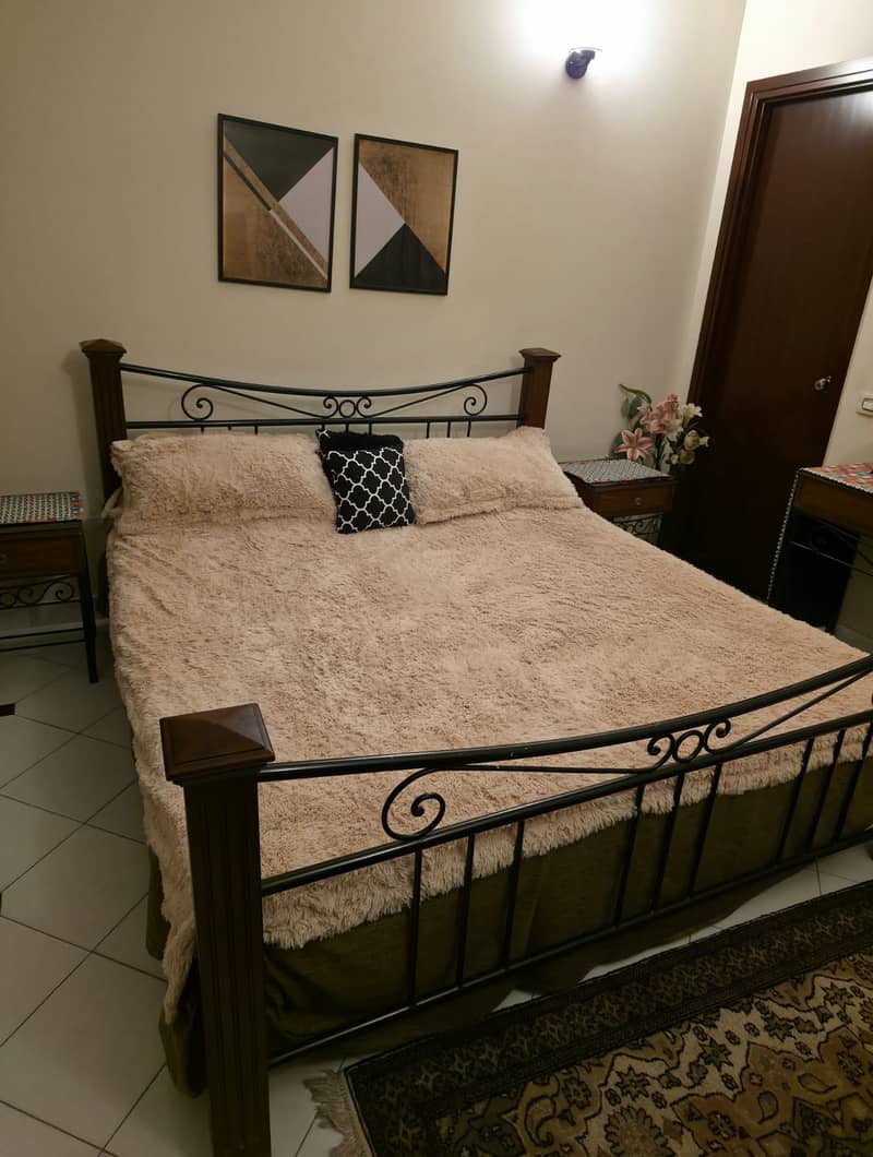 Bed Set||King Size Iron Bed 2 side+dressing table with mirror,Mattress 1