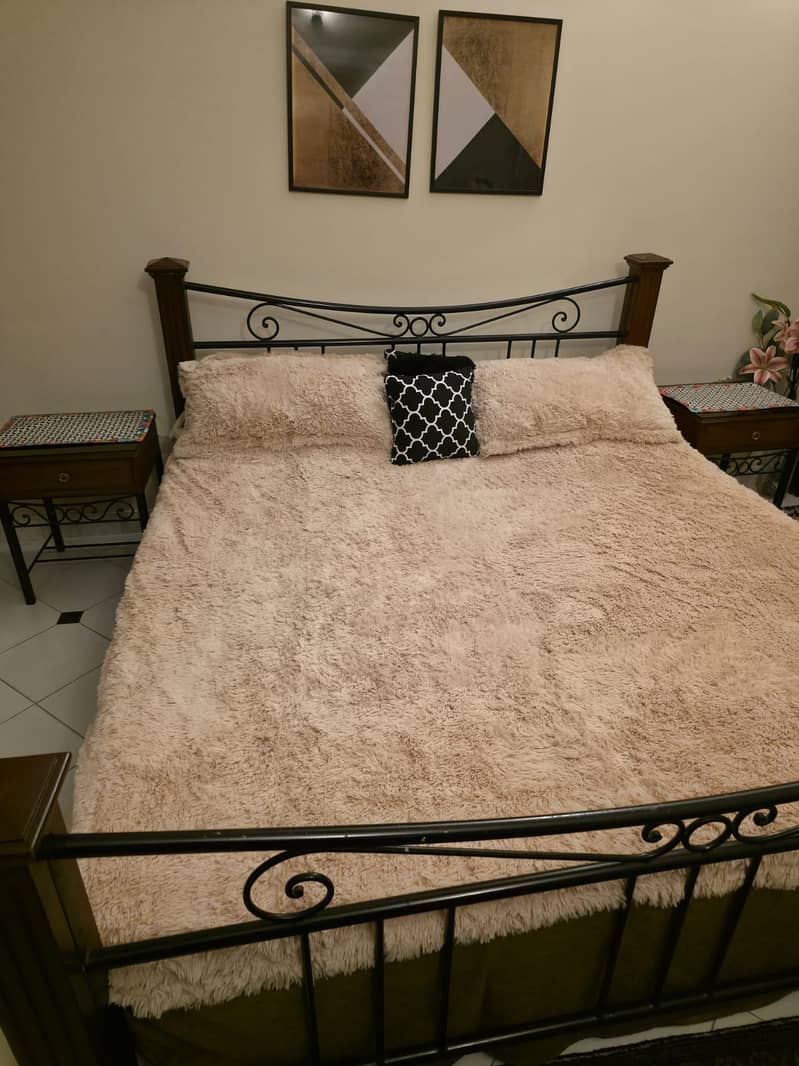 Bed Set||King Size Iron Bed 2 side+dressing table with mirror,Mattress 2