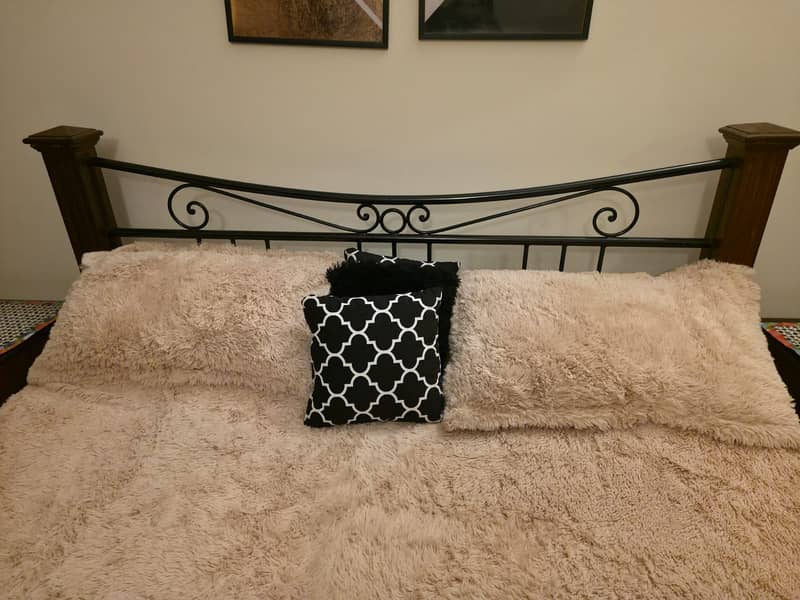 Bed Set||King Size Iron Bed 2 side+dressing table with mirror,Mattress 3