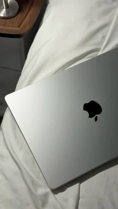 MacBook Pro M2 Apple Used Item