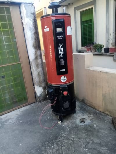 NasGas Dual Geyser 35 Gallon Electric & Gas, Super Deluxe Used 1 Mont