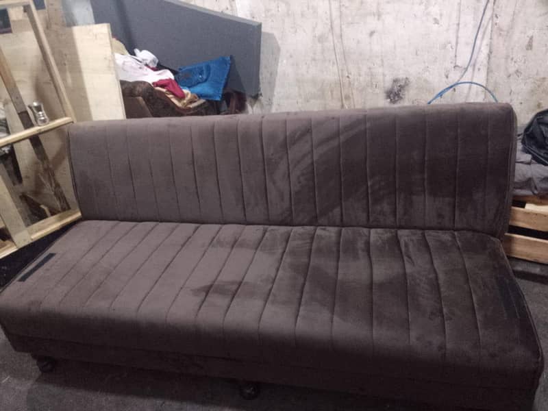Sofa cumbed. . . . 8