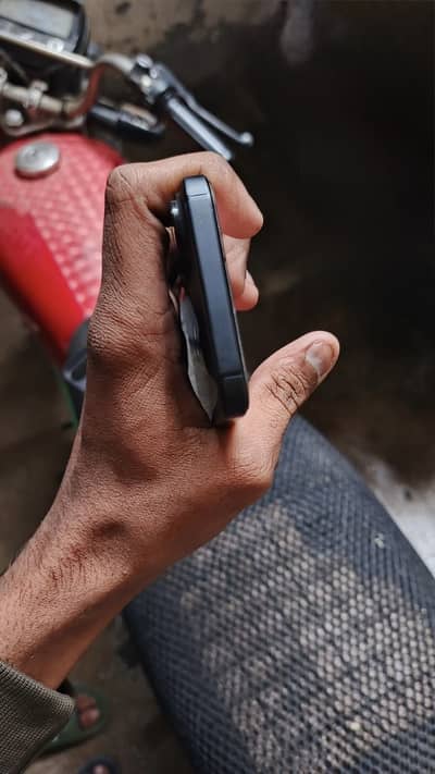 IPhone 16 10/10 condition non pta 100 health