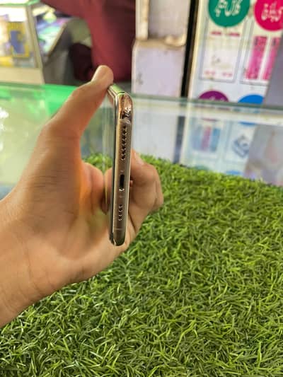 Iphone xs max 0.3. 2.9. 5.7. 7.5. 6.6. 9