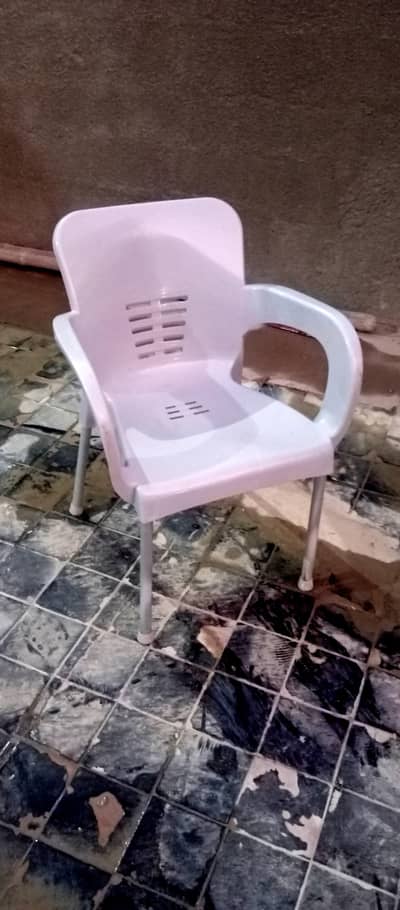 sitting chairs good quality like new 2 chairs