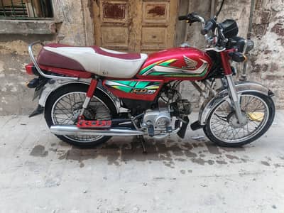 2021  ماڈل ہے 22کے 22 ٹینکی ٹاپے ہے اس کے ارجنل ٹینکی ٹاپے نئے ہی پڑہے