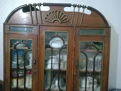 Used Showcase – Stylish & Sturdy, Great Condition!