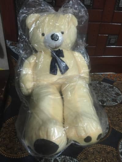 do peace hai teddy bear ke ek 6000 ka hai