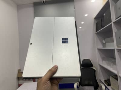 Surface Pro 5 Core i5 Gen 7th 8gb ram 256gb ssd 4gb Intel graphics