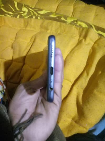 8 128  display finger print  back se color Thora SA utra hua