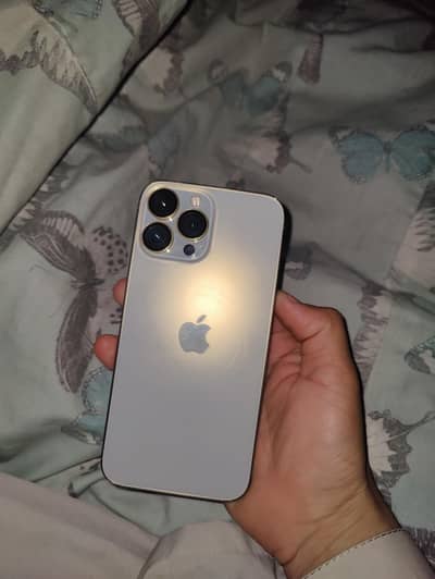 colour golden Sim warking 4 months battery 99 health all ok 10 by 10