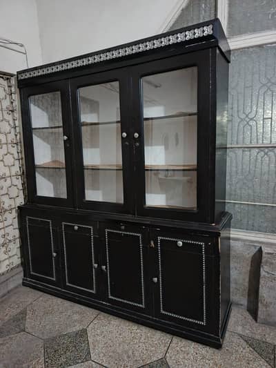 showcase for sale  in good condition