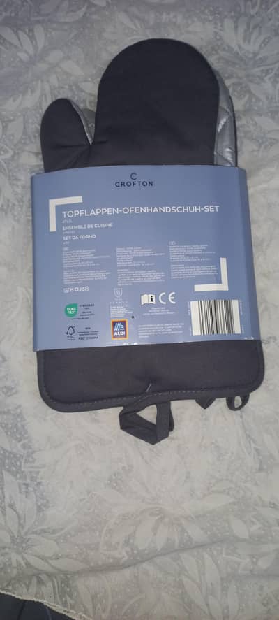 OVEN MITT AND POT HOLDER