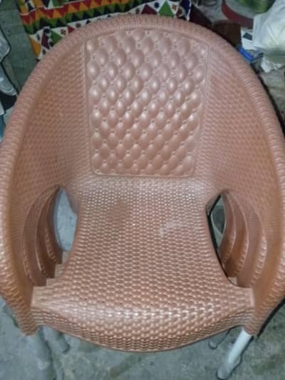 4 Plastic chairs 10 din used