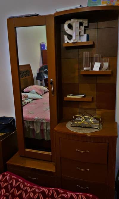 Dressing with mirror