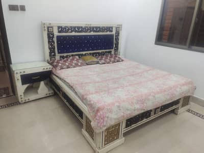 Bed set with side tables and dressing table