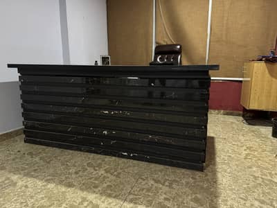 Full size office table, 9/10 condition , New style