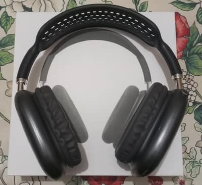 Air Pods max battery timing 4 to 5 days urgent sale. . .