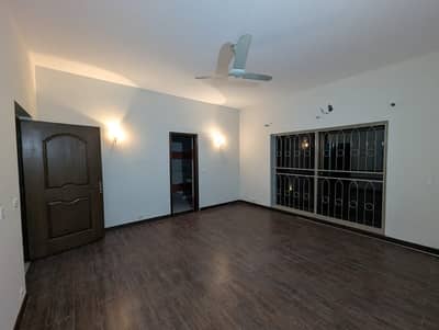 20 marla upper portion available for rent in DHA