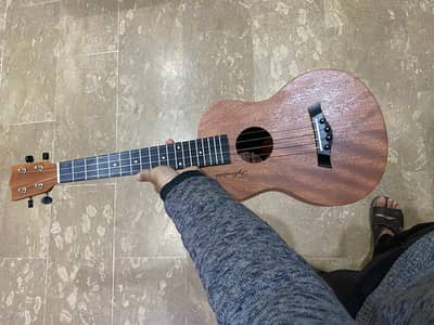 UKULELE / soprano ukulele / cheap guitar / Piano / Keyboard Amp