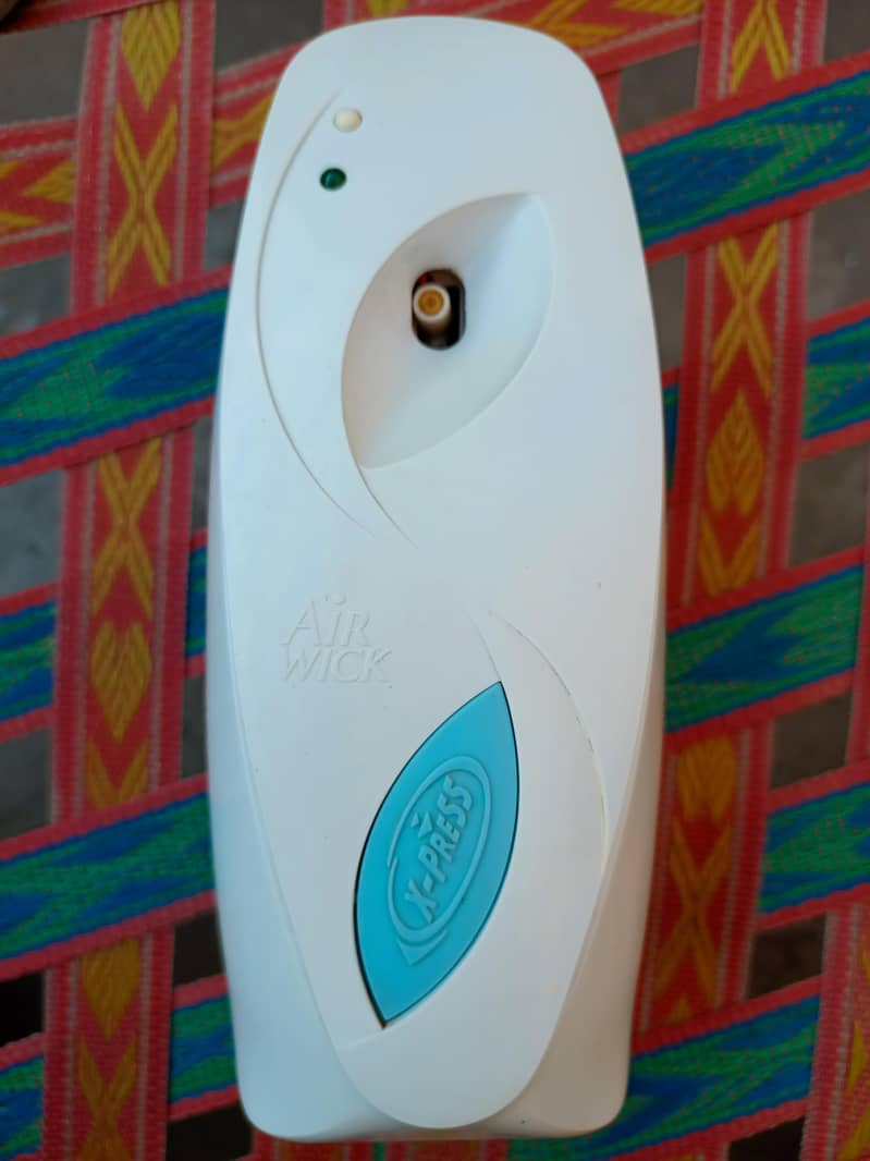 ایک عدد ائیر فریشنر مشین استعمال شدہ براۓ فروخت ھے۔ 0