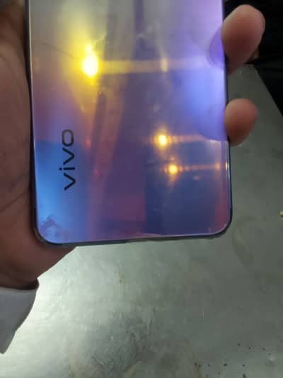i am selling my vivo v21 8 128 gb compleate saman no any fault