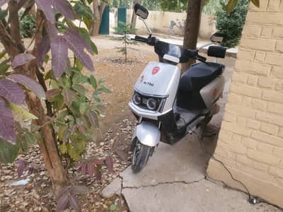 metro M6 power full beast and top notch electric scooty in pakistan