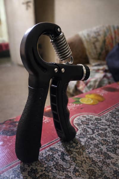 Hand grip strengthener