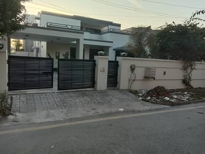 1 Kanal House On Main Boulevard With Service Lane