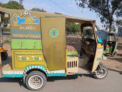 2017 model rickshaw he tuk tuk engine ok he batry bhi nyi 3 tyre bhi