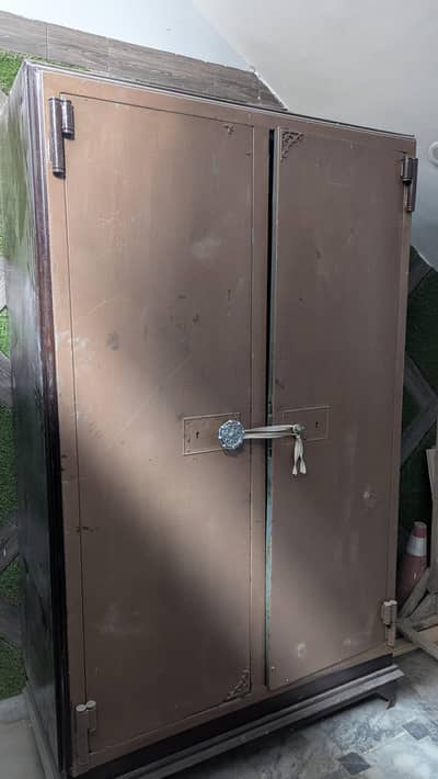 almary 150kg +  weight ki hai 14 gage ki almary hai rust b nai lga abi