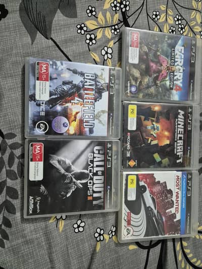 ps3 slim 500 GB with two controllers and 5 gamez