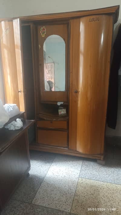 Showcase and steel almirah available