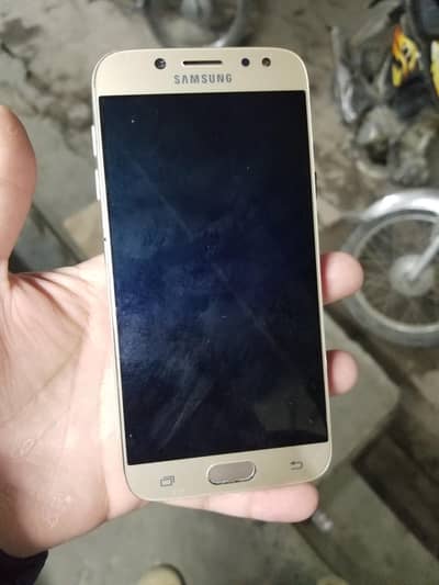Samsung j7 pro (pnnl khrb hy bki ok)