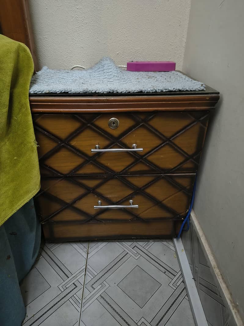 Bed Set with Dressing Table. 5