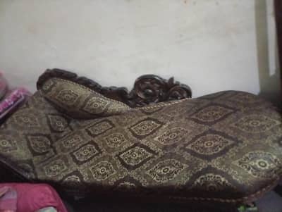 “Achi Condition Ka Use Hua Sofa – Strong Wood & Comfortable”