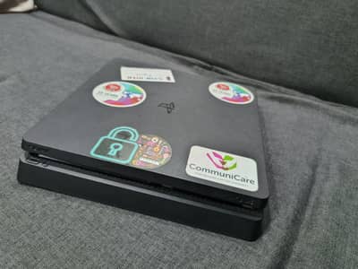 Playstation 4 1TB with 2 Controllers + Games