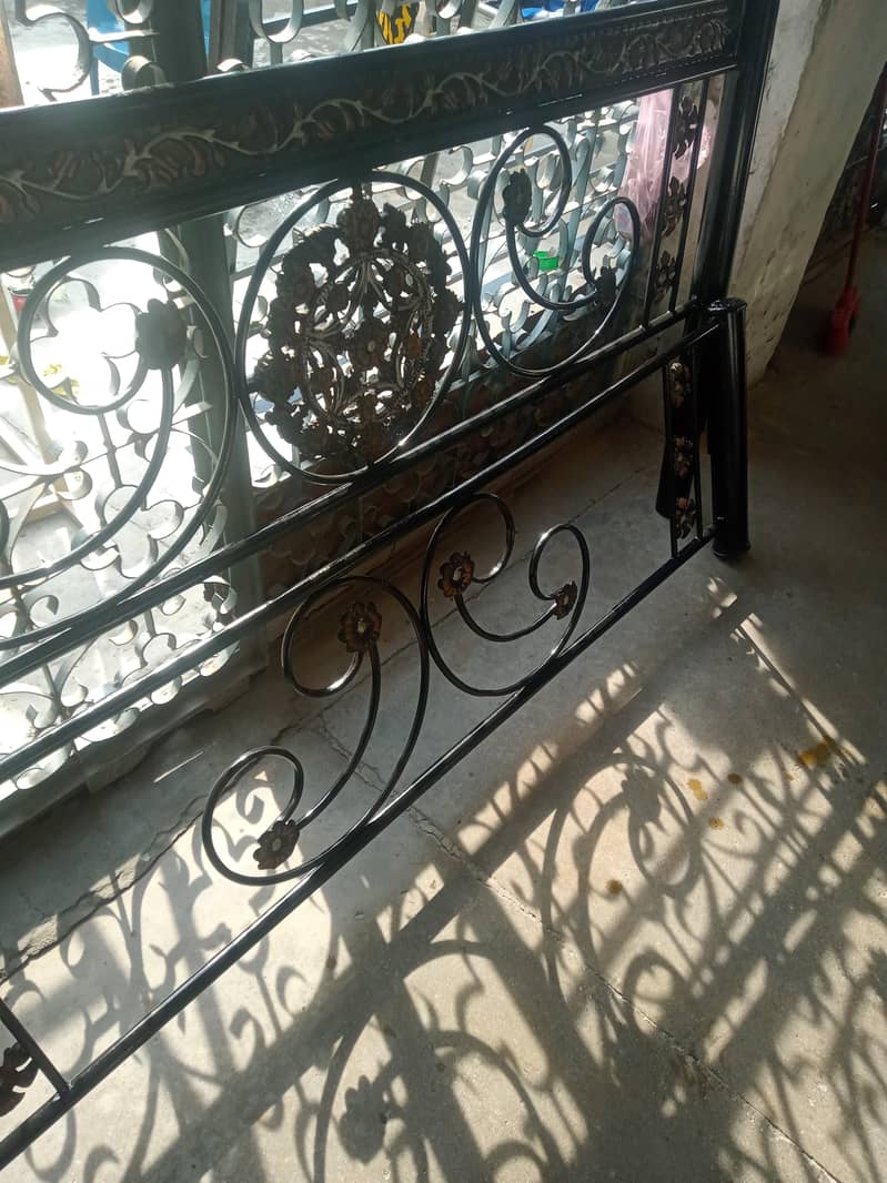 iron double bed 0