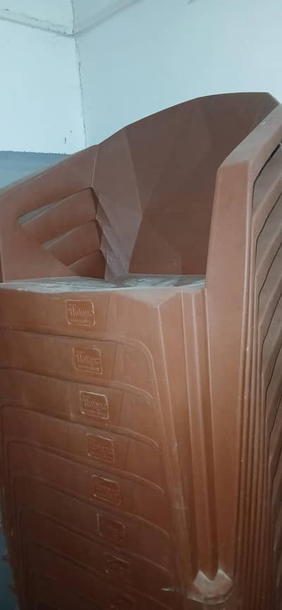 unique brand chairs with table